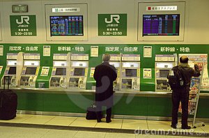 tokyo-jr-station-people-buying-tickets-18850668